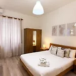 Elegant A Stone's Throw From Libya Metro شقة