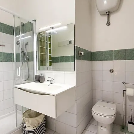 Elegant A Stone's Throw From Libya Metro Apartman