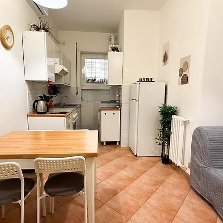 Elegant A Stone's Throw From Libya Metro Apartment