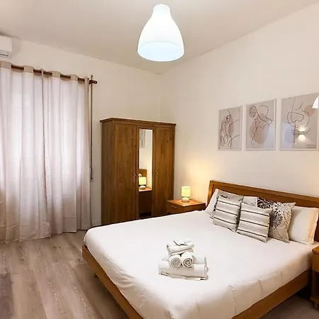 Elegant A Stone's Throw From Libya Metro Apartment
