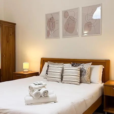 Elegant A Stone's Throw From Libya Metro Apartment *
