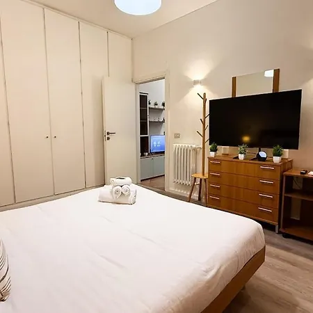 Elegant A Stone's Throw From Libya Metro Apartment