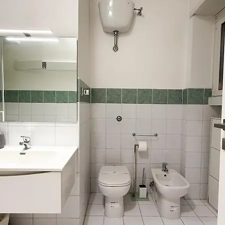 Elegant A Stone's Throw From Libya Metro Apartment